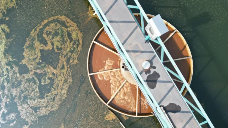 Imagen destacada de aguas residuales en procesos industriales